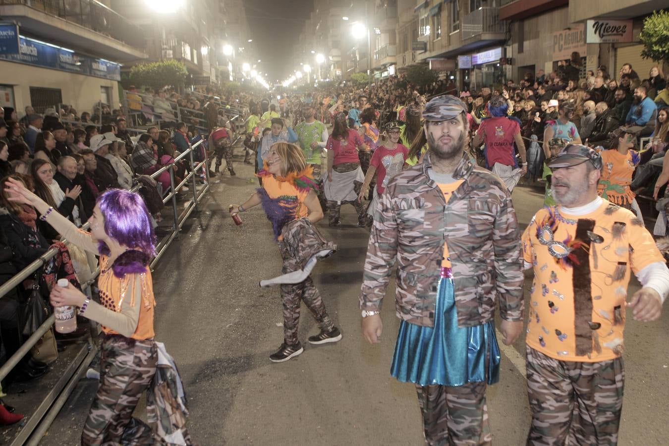 Las plumas y la fantasía desfilan por las calles de Águilas en el Lunes de Carnaval.