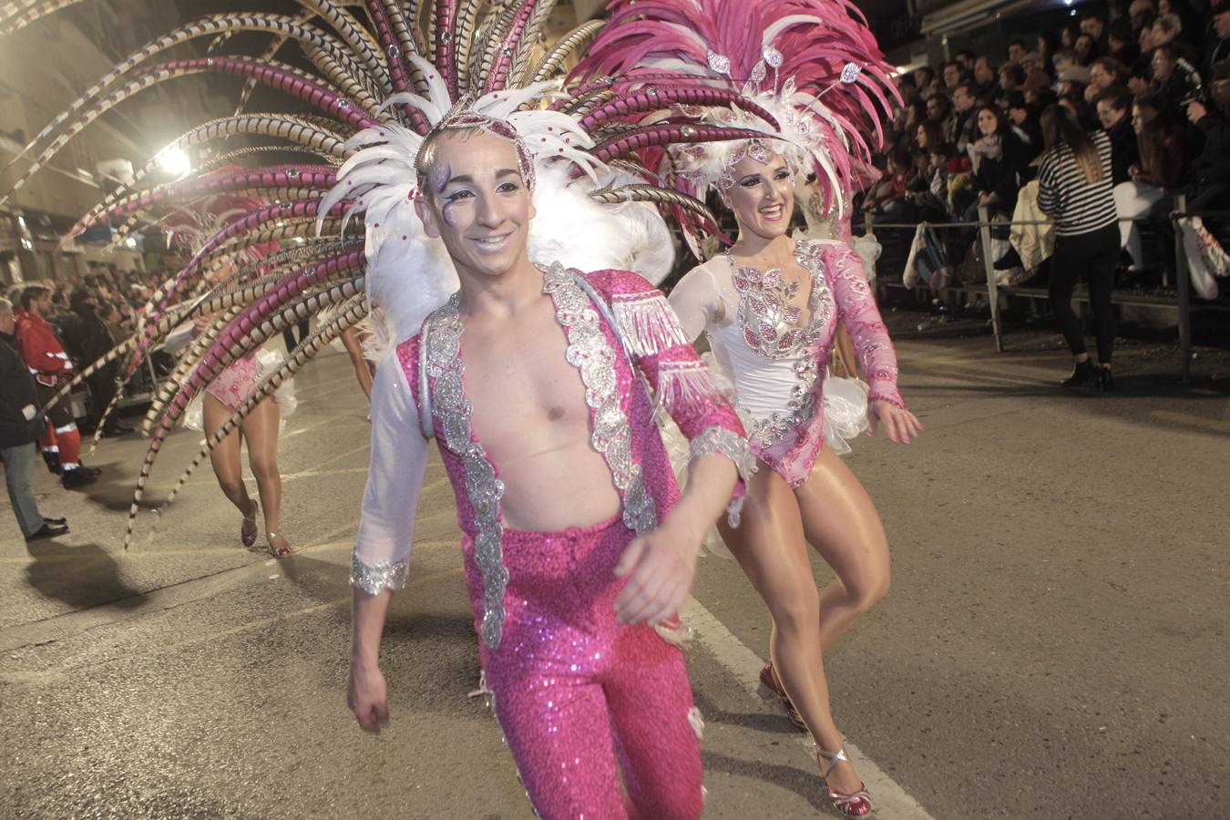 Las plumas y la fantasía desfilan por las calles de Águilas en el Lunes de Carnaval.