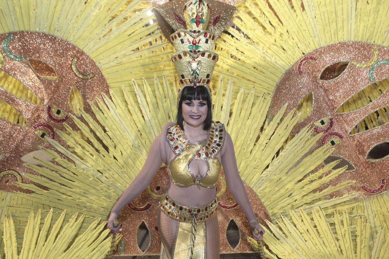 Las plumas y la fantasía desfilan por las calles de Águilas en el Lunes de Carnaval.