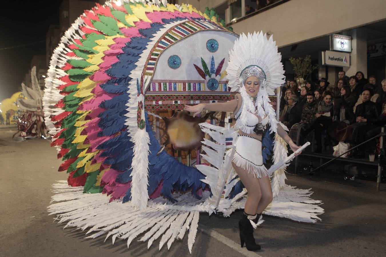 Las plumas y la fantasía desfilan por las calles de Águilas en el Lunes de Carnaval.