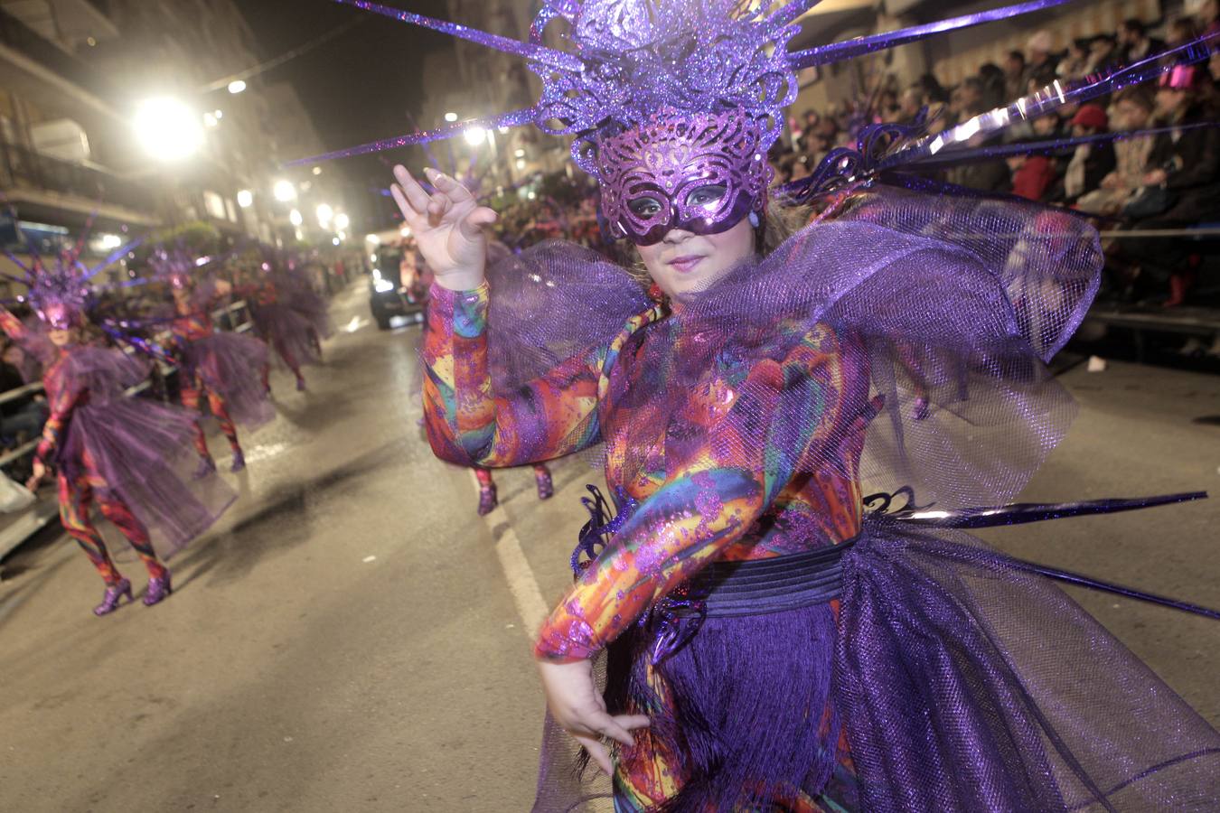 Las plumas y la fantasía desfilan por las calles de Águilas en el Lunes de Carnaval.