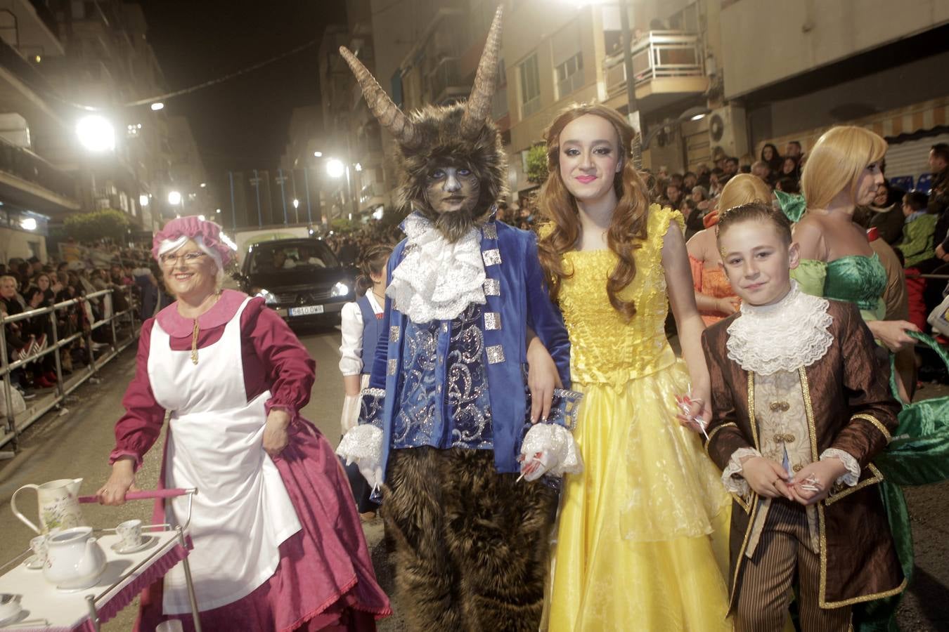 Las plumas y la fantasía desfilan por las calles de Águilas en el Lunes de Carnaval.