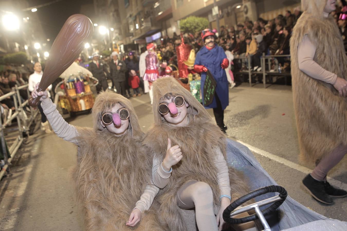 Las plumas y la fantasía desfilan por las calles de Águilas en el Lunes de Carnaval.