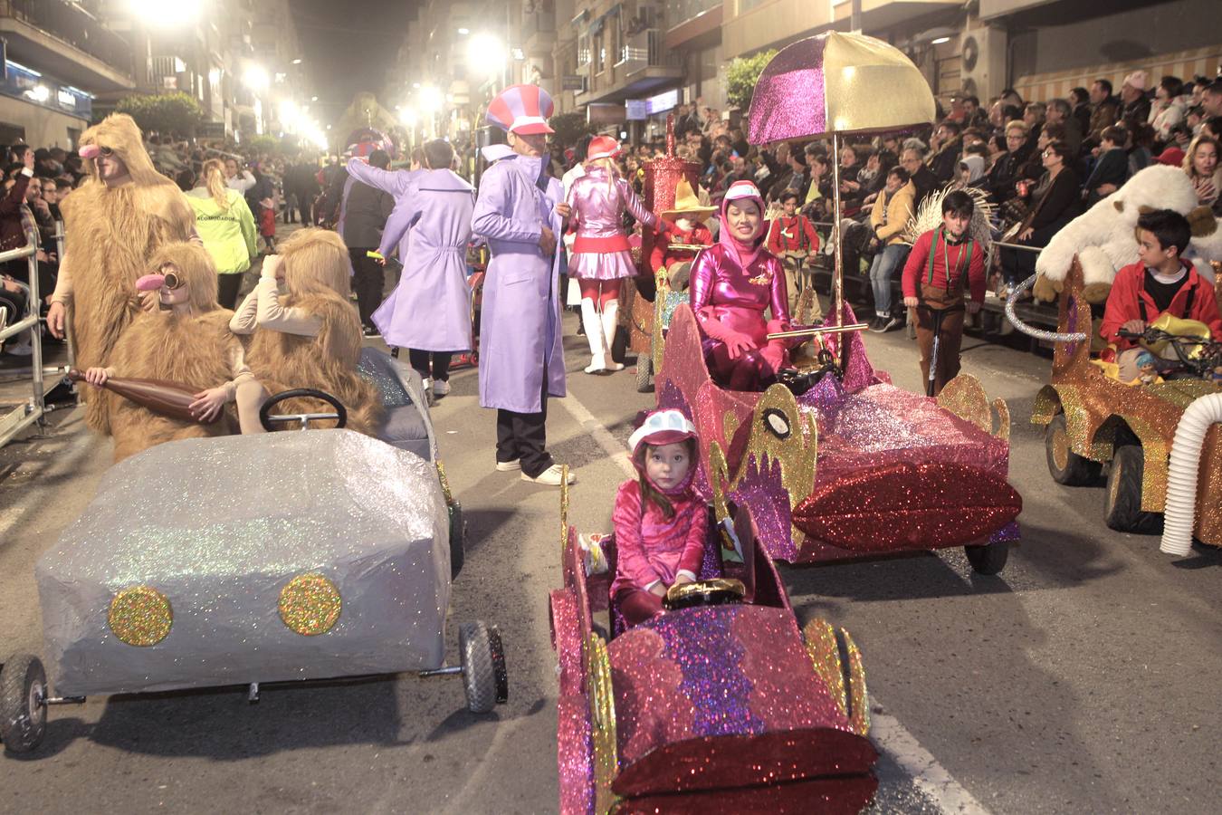 Las plumas y la fantasía desfilan por las calles de Águilas en el Lunes de Carnaval.