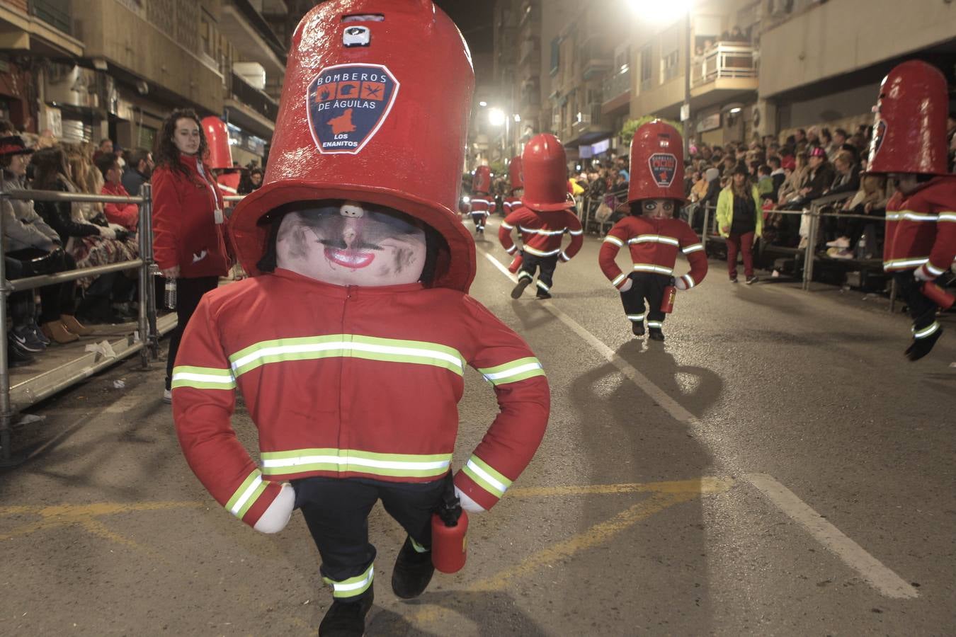 Las plumas y la fantasía desfilan por las calles de Águilas en el Lunes de Carnaval.