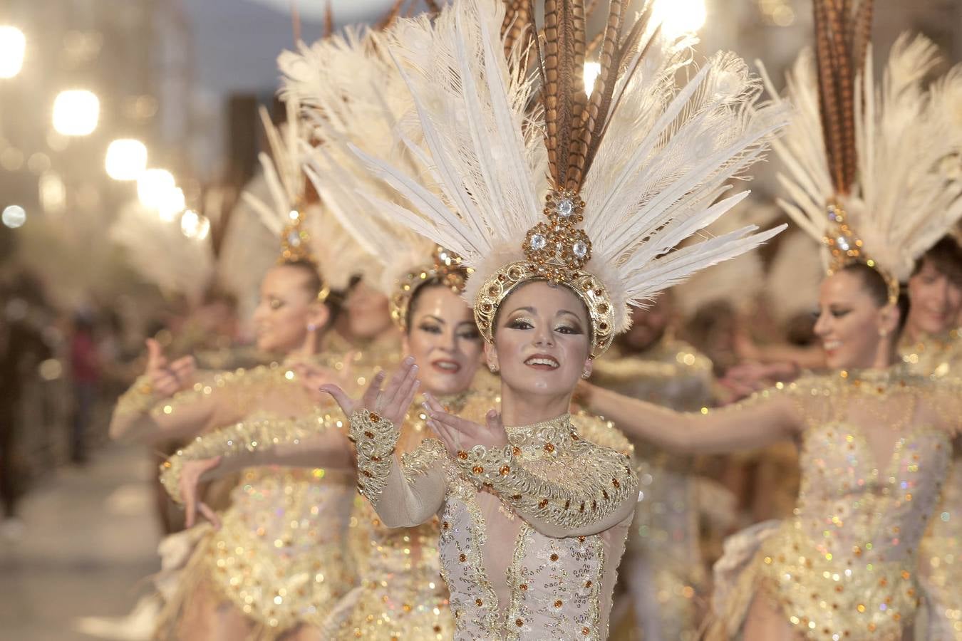 Las plumas y la fantasía desfilan por las calles de Águilas en el Lunes de Carnaval.