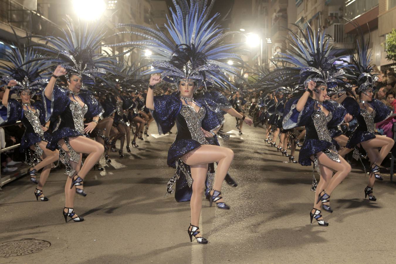 Las plumas y la fantasía desfilan por las calles de Águilas en el Lunes de Carnaval.