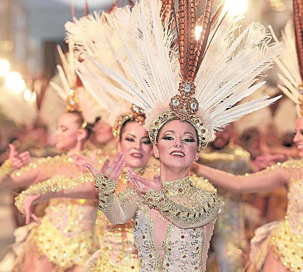 Plumas y brillantes cautivaron a los miles de asistentes al primer desfile del Carnaval de Águilas.