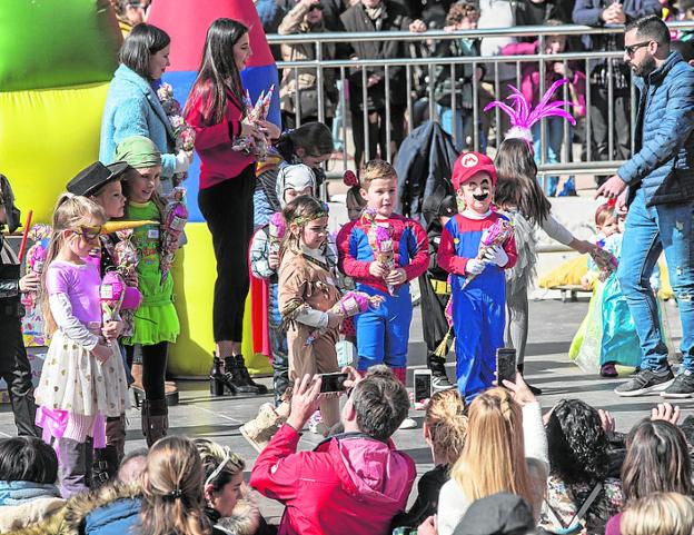 Participantes en el concurso, en la Plaza de Juan XXIII.