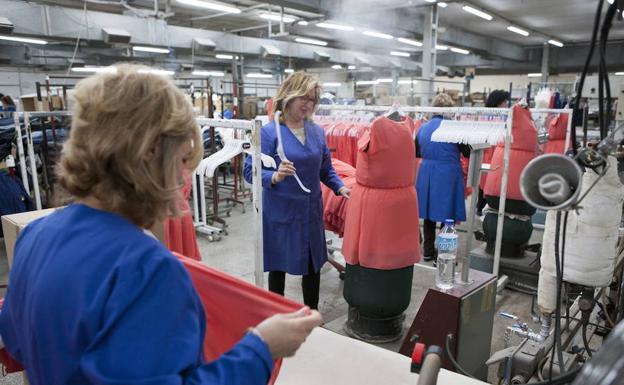 Trabajadoras de una empresa de confección textil. 