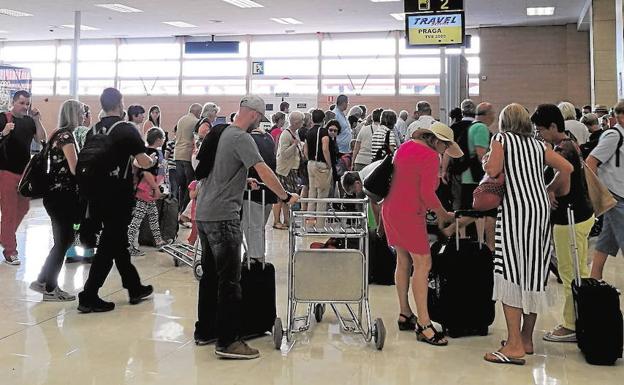 Llegada de turistas al aeropuerto de San Javier.