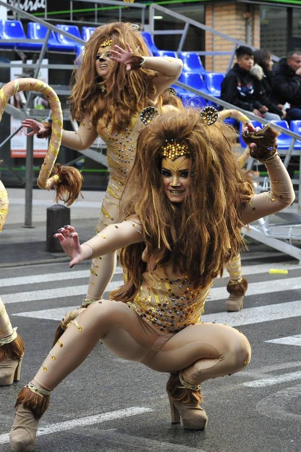 La lluvia y el viento desapacible deslucieron el lunes el segundo desfile de comparsas del Carnaval de Cabezo de Torres