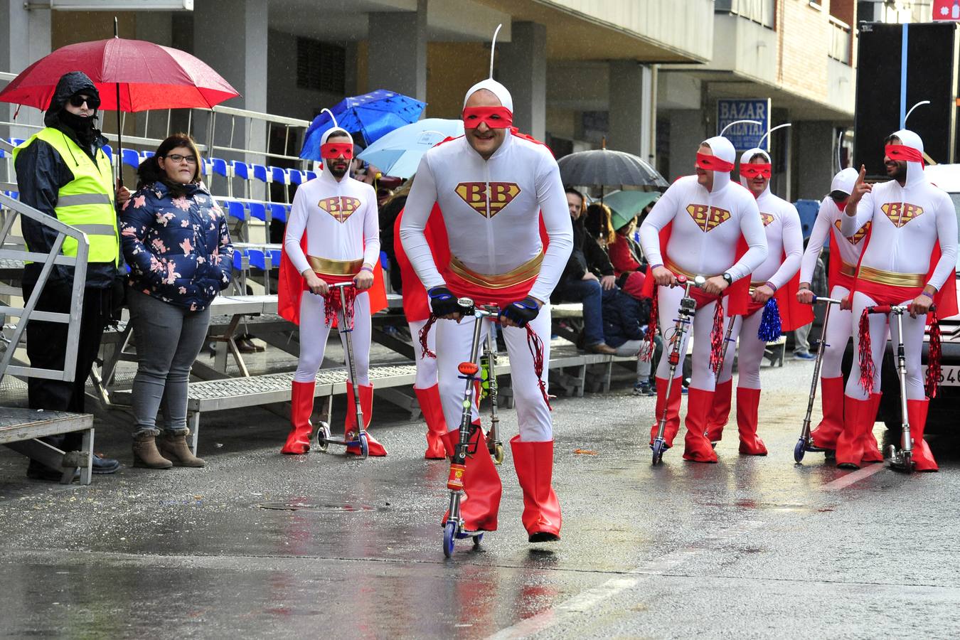 La lluvia y el viento desapacible deslucieron el lunes el segundo desfile de comparsas del Carnaval de Cabezo de Torres