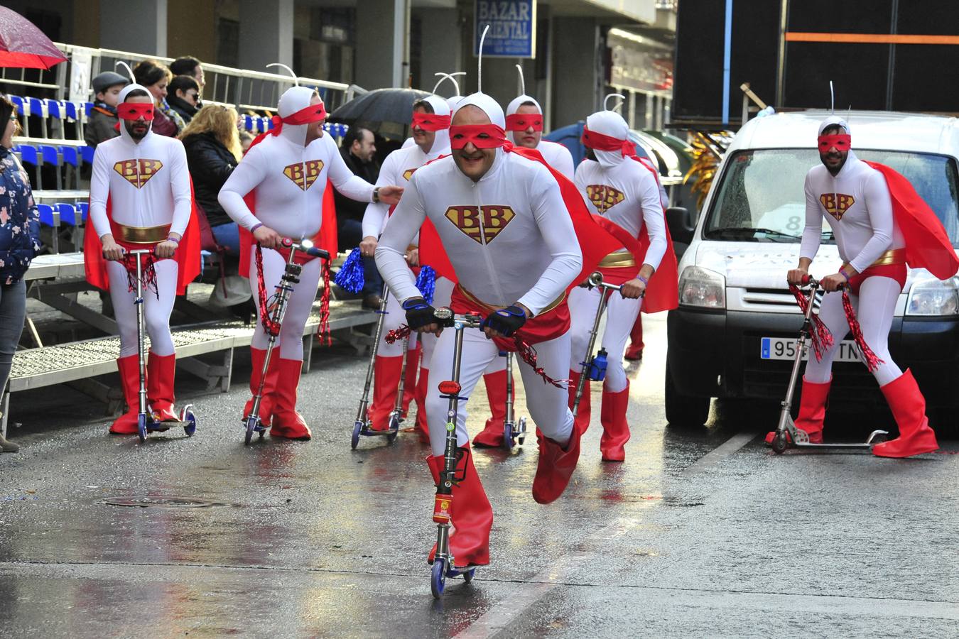 La lluvia y el viento desapacible deslucieron el lunes el segundo desfile de comparsas del Carnaval de Cabezo de Torres