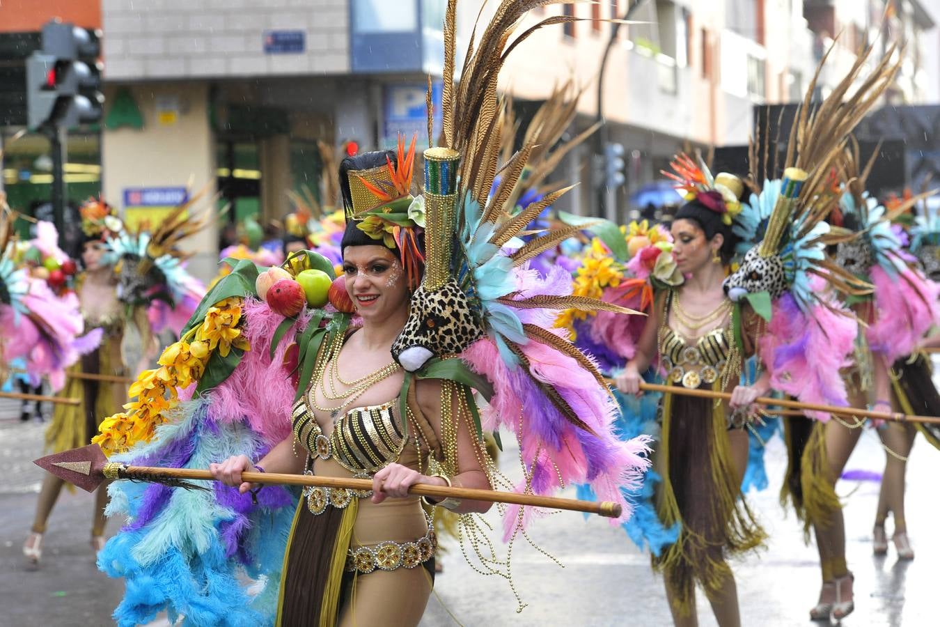 La lluvia y el viento desapacible deslucieron el lunes el segundo desfile de comparsas del Carnaval de Cabezo de Torres