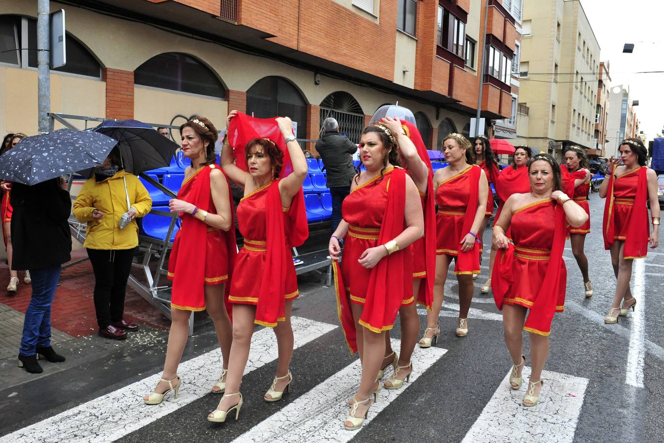 La lluvia y el viento desapacible deslucieron el lunes el segundo desfile de comparsas del Carnaval de Cabezo de Torres