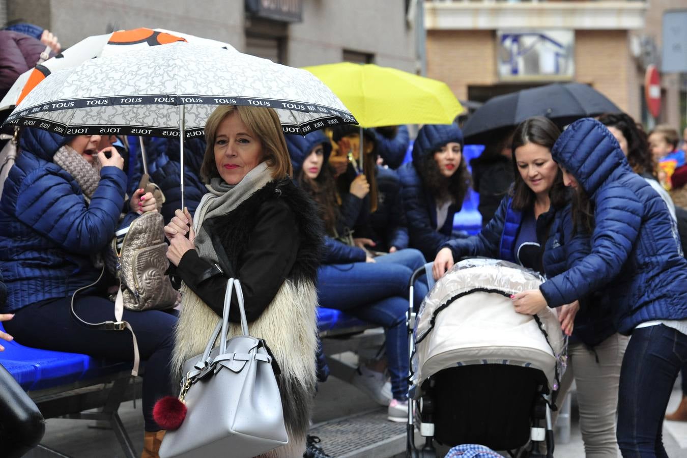 La lluvia y el viento desapacible deslucieron el lunes el segundo desfile de comparsas del Carnaval de Cabezo de Torres