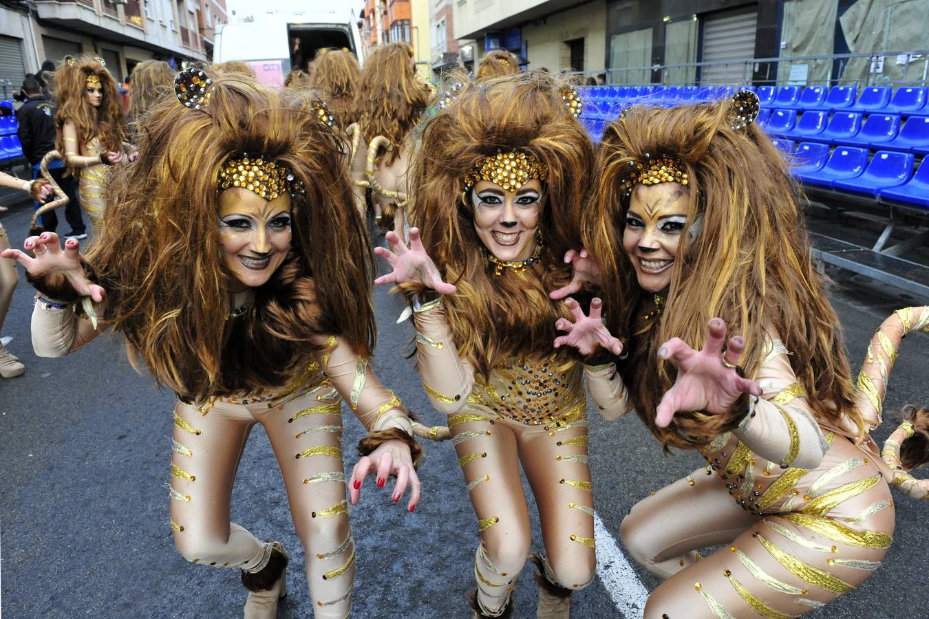 La lluvia y el viento desapacible deslucieron el lunes el segundo desfile de comparsas del Carnaval de Cabezo de Torres