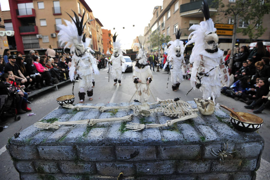 Las comparsas de Cabezo de Torres se lucen ante miles de vecinos y visitantes.