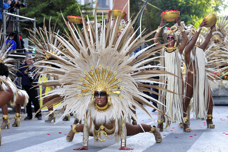 Las comparsas de Cabezo de Torres se lucen ante miles de vecinos y visitantes.