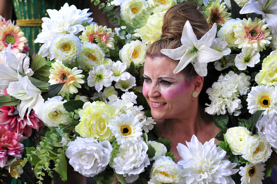 Las comparsas de Cabezo de Torres se lucen ante miles de vecinos y visitantes.