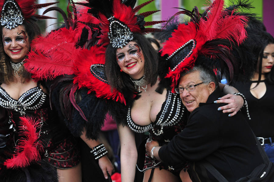 Las comparsas de Cabezo de Torres se lucen ante miles de vecinos y visitantes.