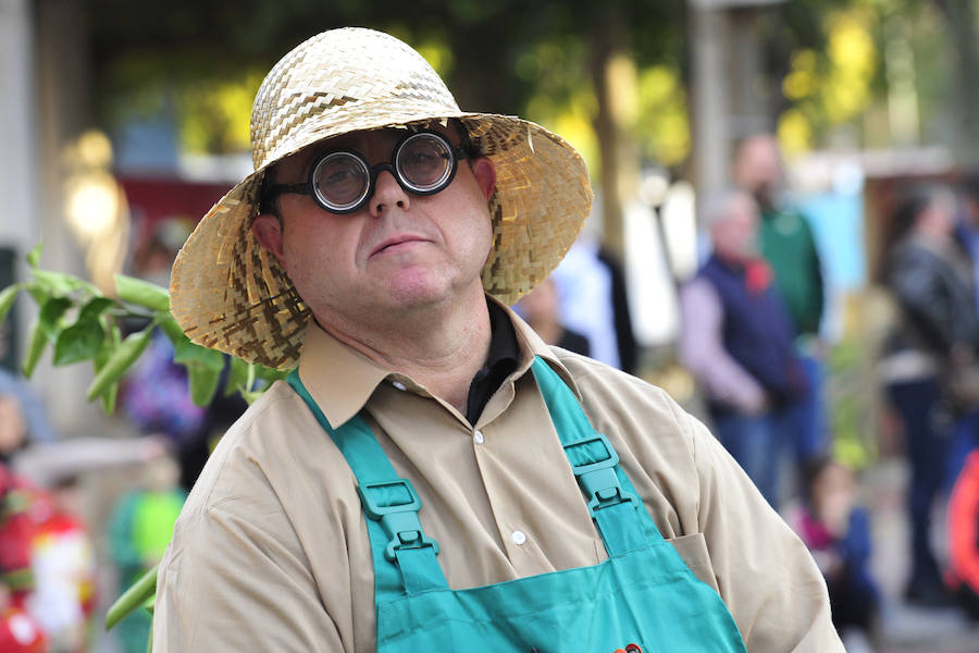 Las comparsas de Cabezo de Torres se lucen ante miles de vecinos y visitantes.