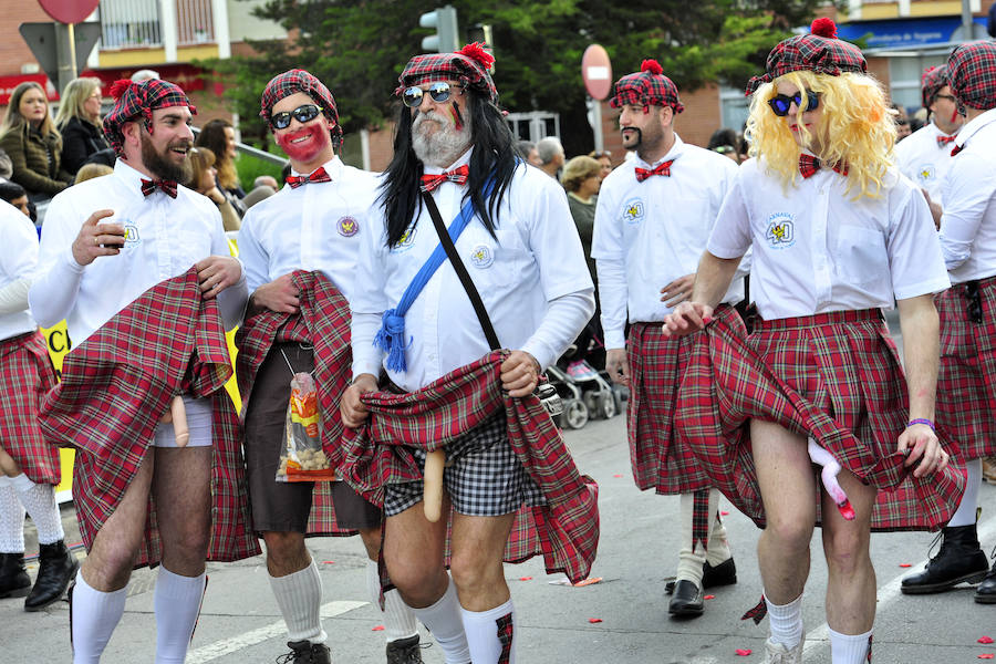 Las comparsas de Cabezo de Torres se lucen ante miles de vecinos y visitantes.