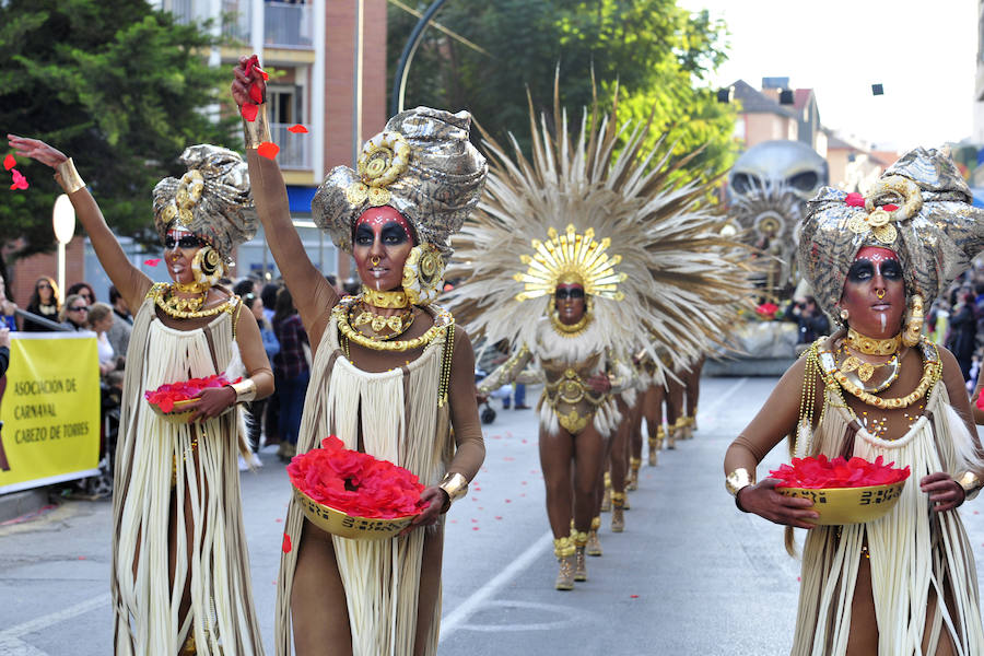 Las comparsas de Cabezo de Torres se lucen ante miles de vecinos y visitantes.
