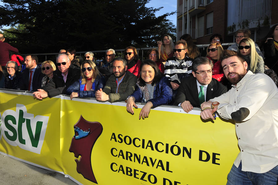 Las comparsas de Cabezo de Torres se lucen ante miles de vecinos y visitantes.