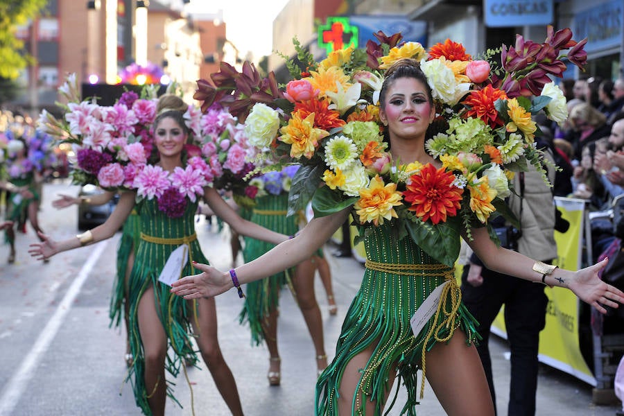 Las comparsas de Cabezo de Torres se lucen ante miles de vecinos y visitantes.