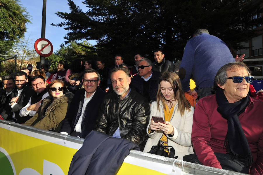 Las comparsas de Cabezo de Torres se lucen ante miles de vecinos y visitantes.