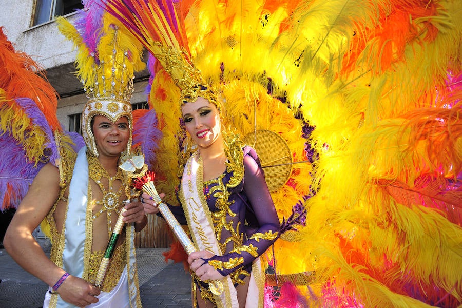 Las comparsas de Cabezo de Torres se lucen ante miles de vecinos y visitantes.