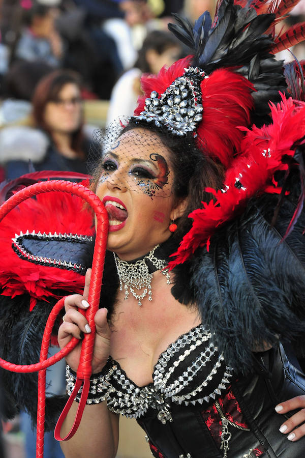 Las comparsas de Cabezo de Torres se lucen ante miles de vecinos y visitantes.