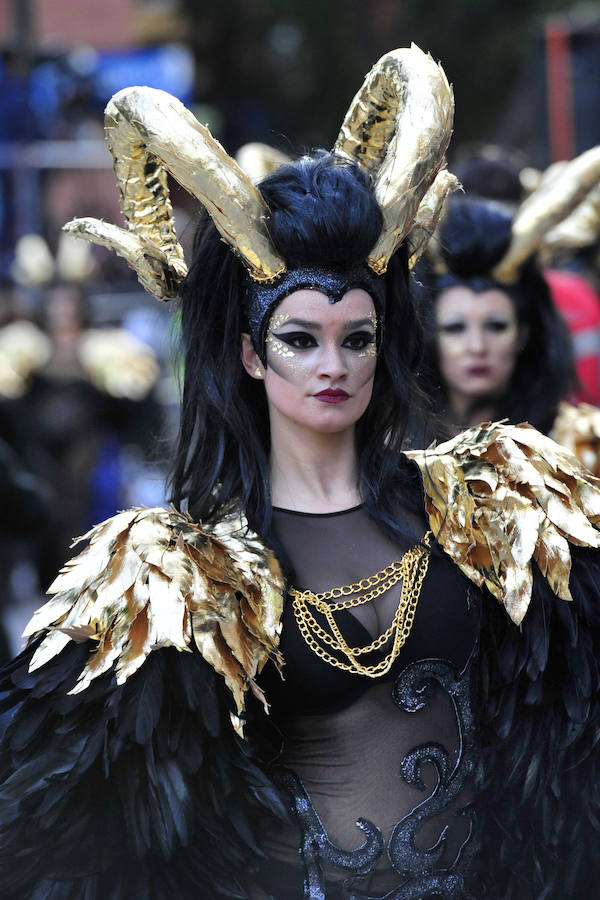Las comparsas de Cabezo de Torres se lucen ante miles de vecinos y visitantes.