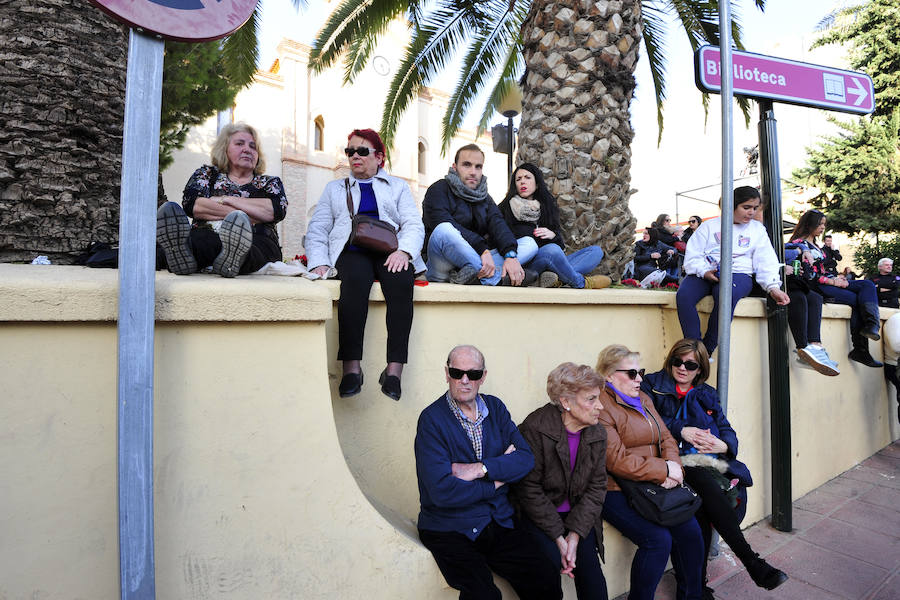 Las comparsas de Cabezo de Torres se lucen ante miles de vecinos y visitantes.