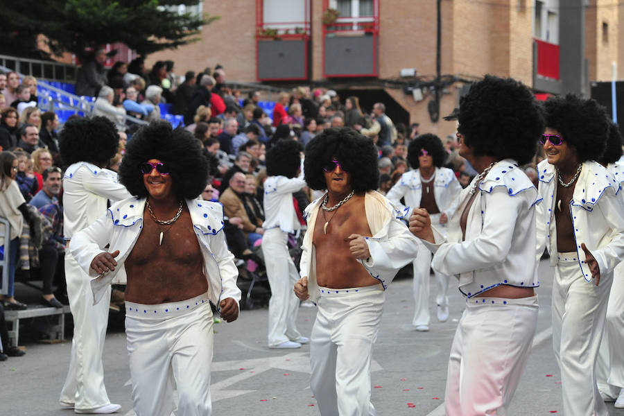 Las comparsas de Cabezo de Torres se lucen ante miles de vecinos y visitantes.
