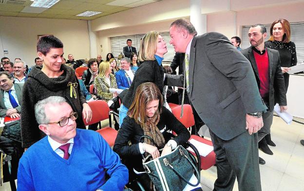 Bernabé saludando ayer a los alcales de los diferentes municipios al inicio de la reunión.