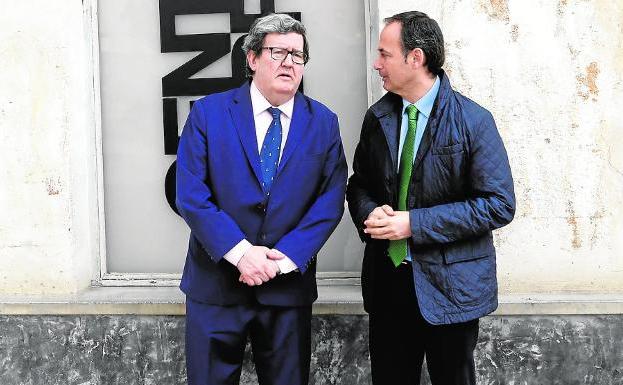 El director del Instituto Cervantes, Juan Manuel Bonet, y el consejero de Cultura, Javier Celdrán, ayer en el Centro Párraga de Murcia.