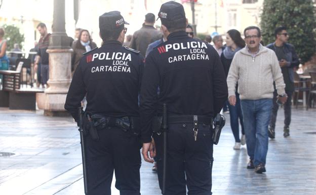 Dos agentes de la Policía Local de Cartagena.