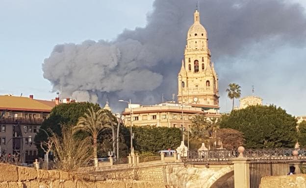 La columna de humo, visible tras la Catedral de Murcia.