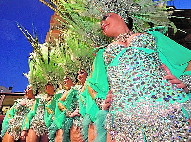 Varias componentes de una de las comparsas que desfilaron ayer por las calles de Águilas. 