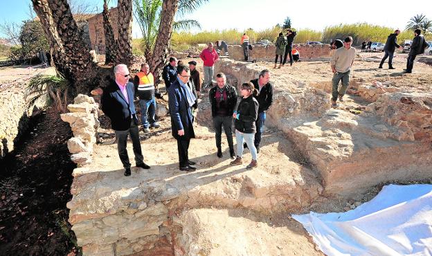 Ballesta, ayer, en la torre de Zarandona y el Azarbe Mayor del Norte, con Verónica Carricondo y personal de la Oficina de la Huerta.