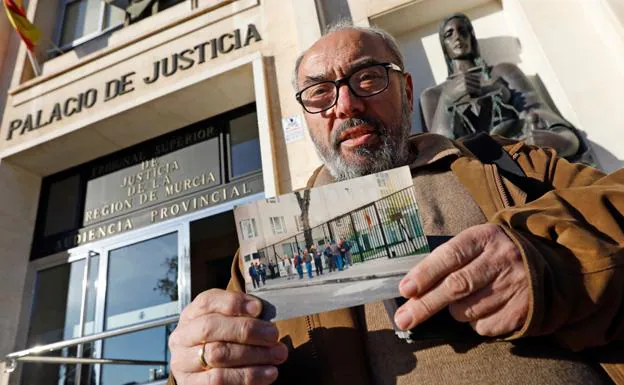 Juan Monteagudo, ayer, en la Audiencia, con una foto de las protestas que la plantilla realizó contra Valeo en los noventa.