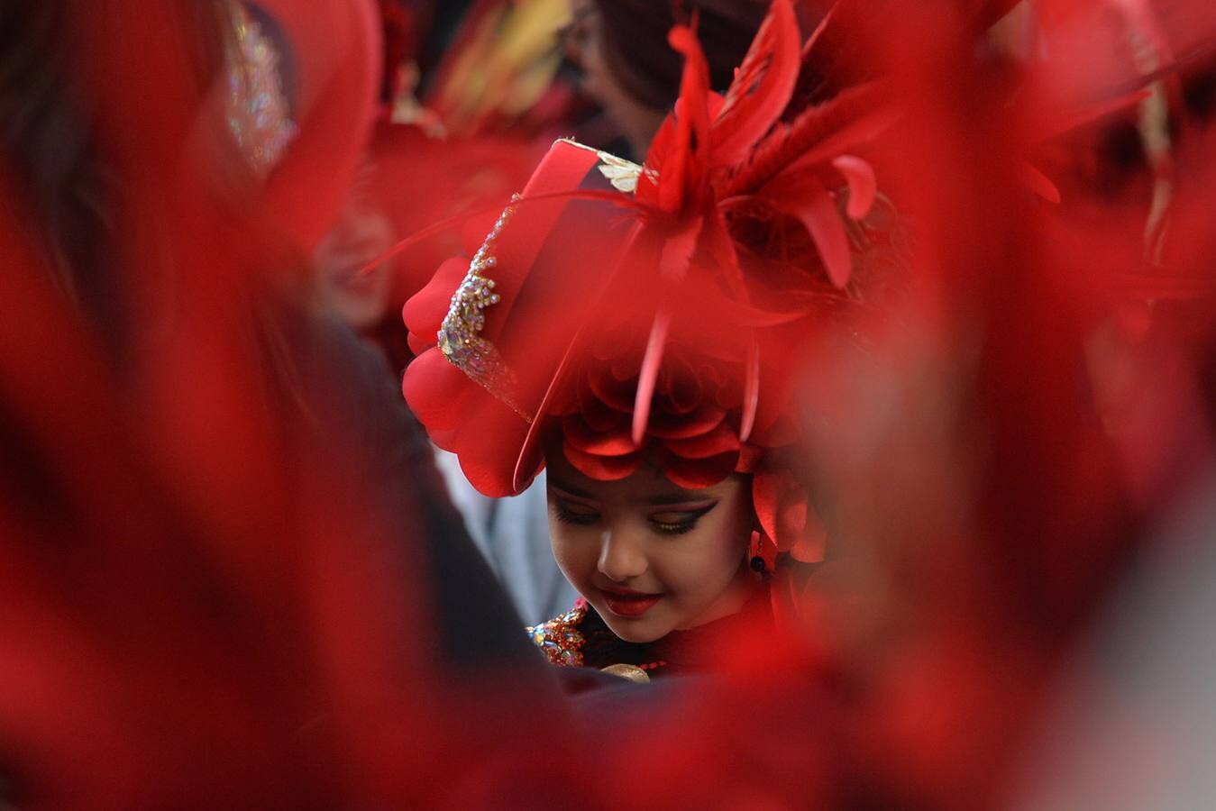 Los coloridos trajes, el humor y la crítica cautivan al público en el segundo desfile de comparsas y carrozas del Carnaval, presenciado por 15.000 espectadores