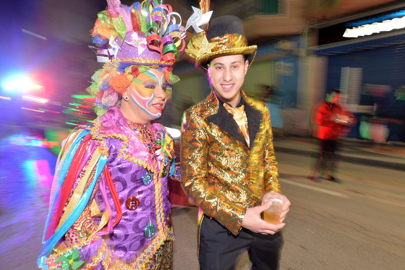 Los coloridos trajes, el humor y la crítica cautivan al público en el segundo desfile de comparsas y carrozas del Carnaval, presenciado por 15.000 espectadores