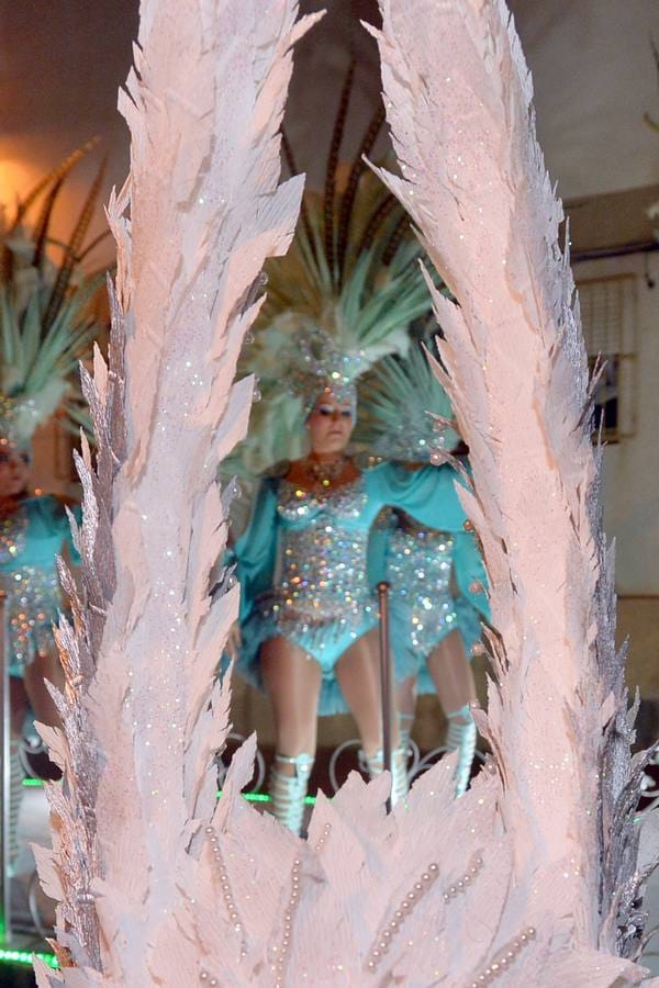 Los coloridos trajes, el humor y la crítica cautivan al público en el segundo desfile de comparsas y carrozas del Carnaval, presenciado por 15.000 espectadores