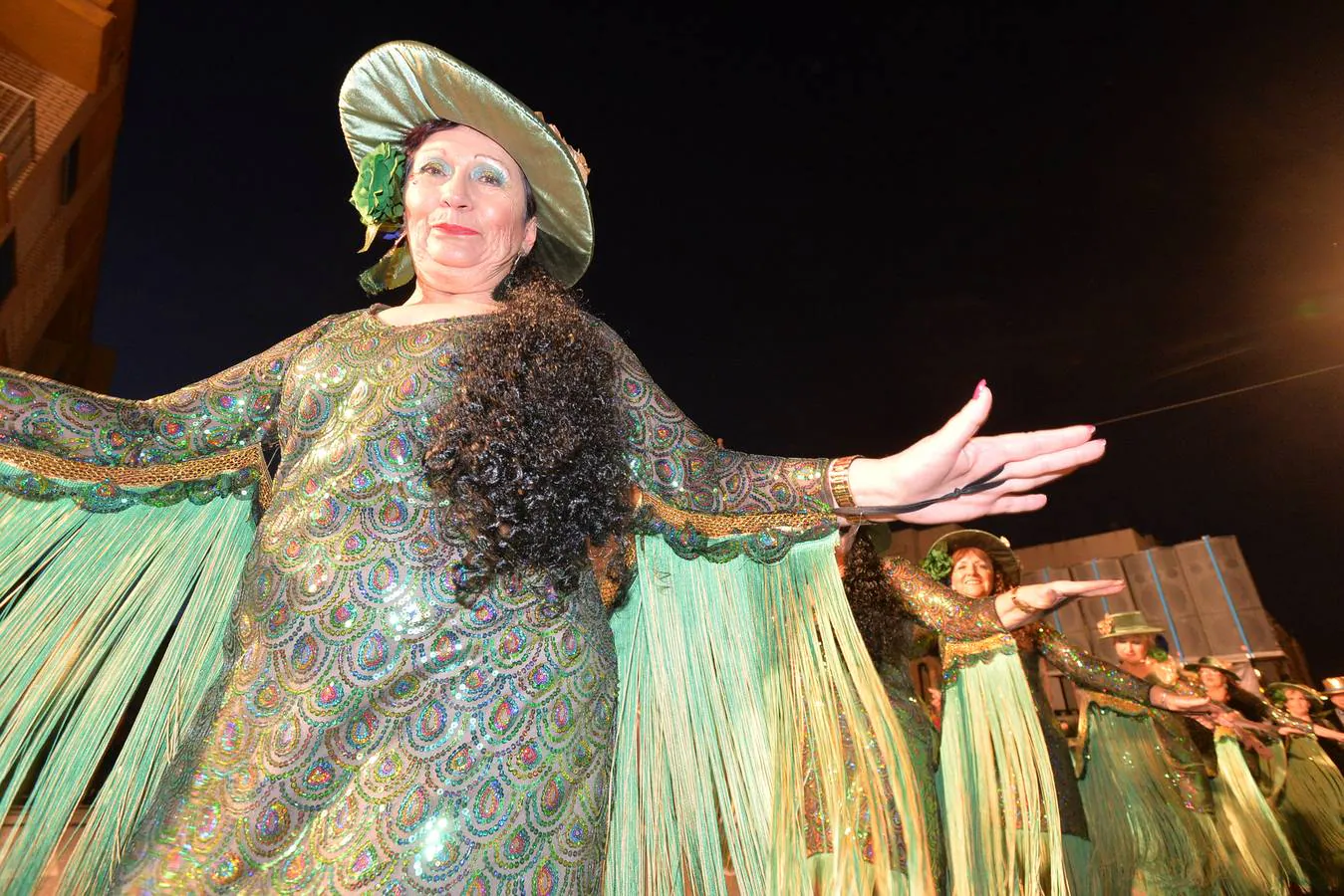 Los coloridos trajes, el humor y la crítica cautivan al público en el segundo desfile de comparsas y carrozas del Carnaval, presenciado por 15.000 espectadores