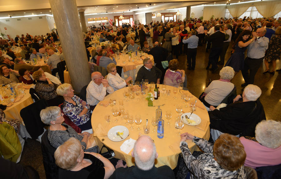 En el Jardín Botánico de la ciudad portuaria se ha celebrado una comida de convivencia, un Baile de los Enamorados y se ha homenajeado a la pareja de mayor edad