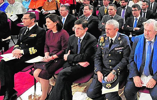 Manuel Villegas (tercero por la izquierda), ayer, con gesto serio en en el monasterio de Los Jerónimos.